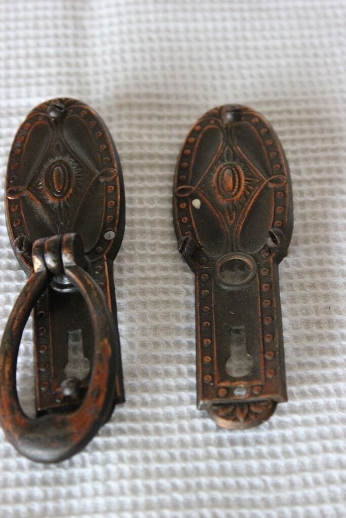 VECCHIA COPPIA DI MANIGLIE CON PENDENTE / MANIGLIA ANTICA PER MOBILE Restauro