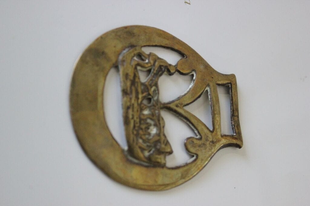 VECCHIO FINIMENTO IN OTTONE PER CAVALLO CON ARATRO /  VINTAGE HORSE BRASS Ottone