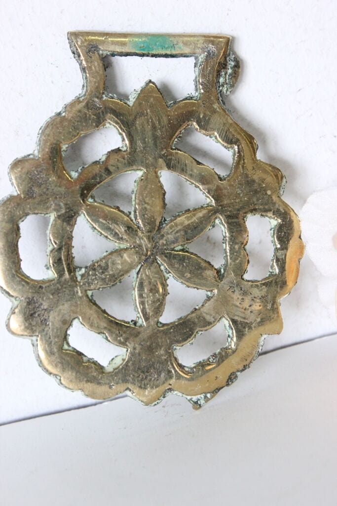VECCHIO FINIMENTO IN OTTONE PER CAVALLO CON FIORE  / VINTAGE HORSE BRASS Ottone