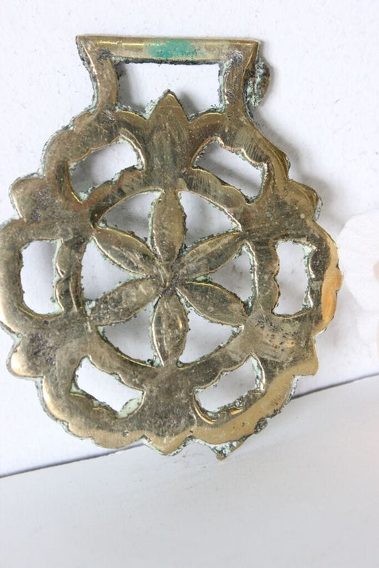 VECCHIO FINIMENTO IN OTTONE PER CAVALLO CON FIORE  / VINTAGE HORSE BRASS Ottone