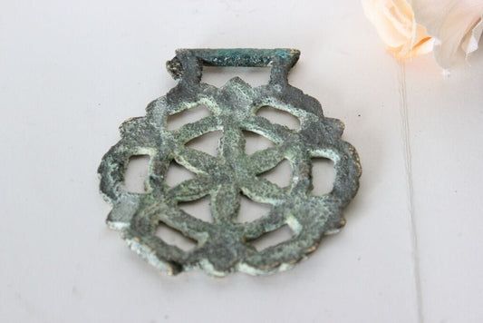 VECCHIO FINIMENTO IN OTTONE PER CAVALLO CON FIORE  / VINTAGE HORSE BRASS Ottone