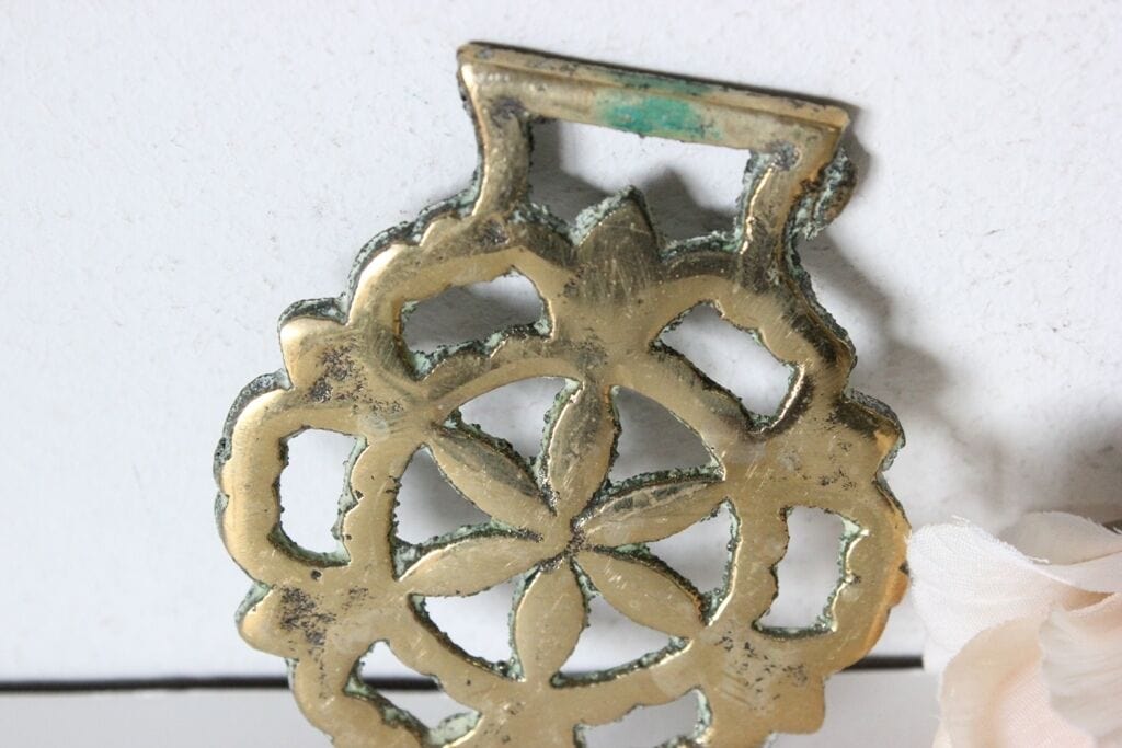 VECCHIO FINIMENTO IN OTTONE PER CAVALLO CON FIORE  / VINTAGE HORSE BRASS Ottone