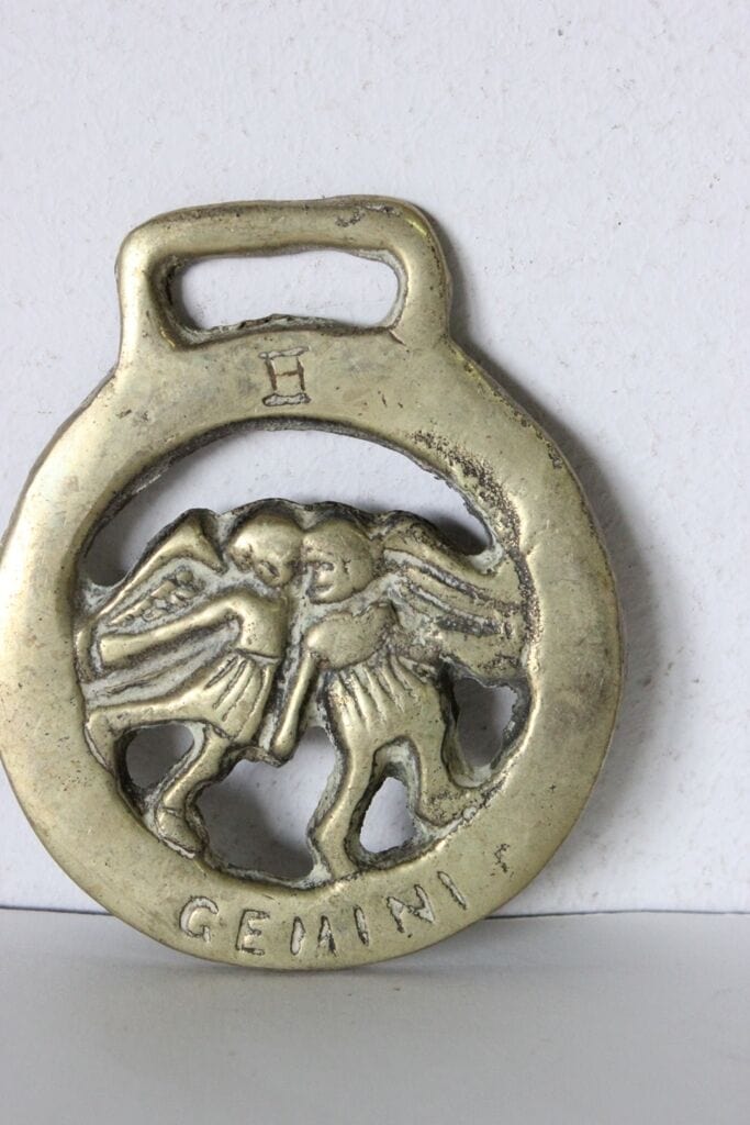 VECCHIO FINIMENTO IN OTTONE PER CAVALLO CON SEGNO ZODIACALE GEMELLI  HORSE BRASS Ottone
