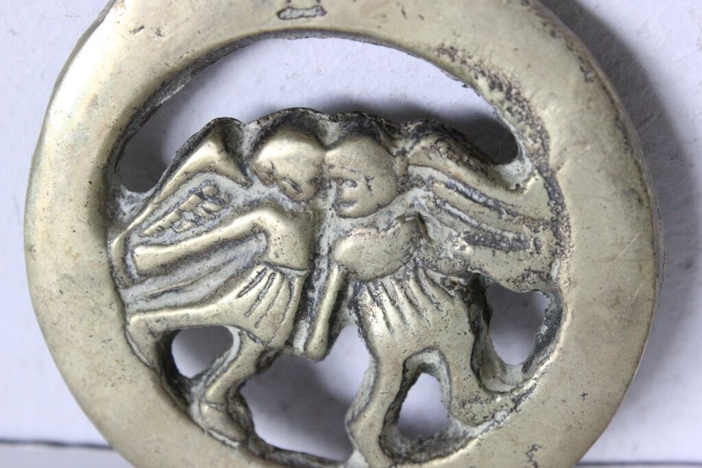 VECCHIO FINIMENTO IN OTTONE PER CAVALLO CON SEGNO ZODIACALE GEMELLI  HORSE BRASS Ottone