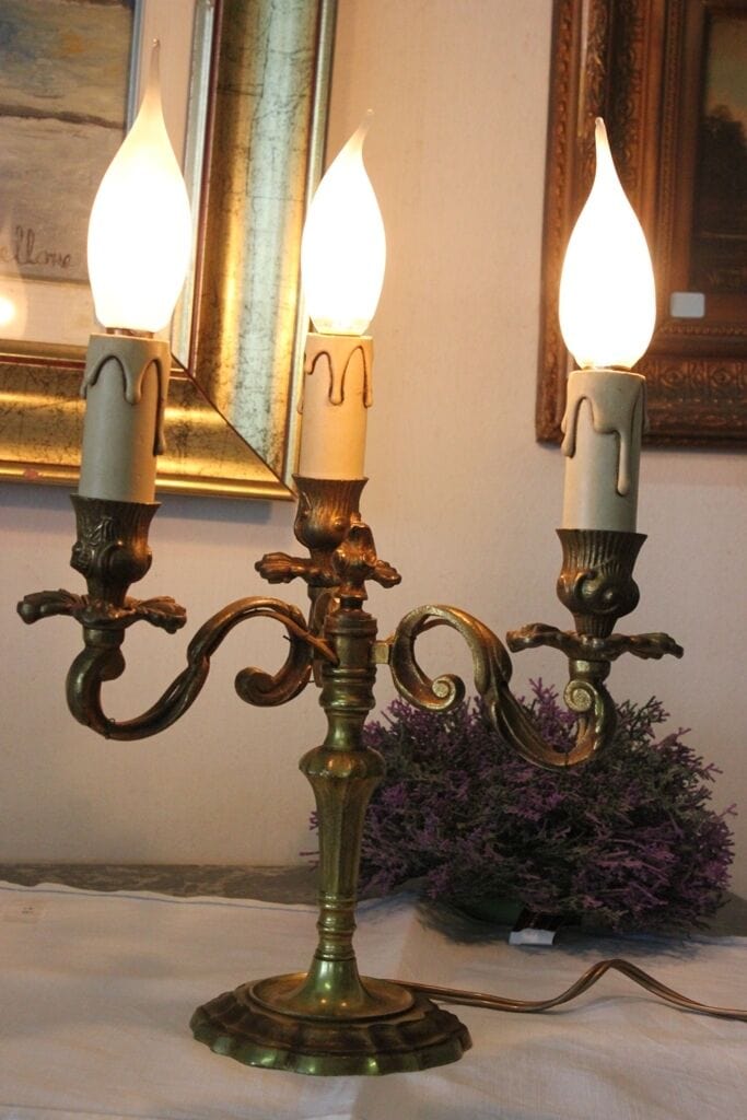 VECCHIO LUME A TRE FIAMME IN OTTONE / LAMPADA D'EPOCA DA TAVOLO A TRE LUCI Lampade Appliques