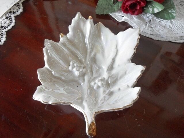 VECCHIO PIATTINO  A FORMA DI FOGLIA  PORTACENERE VINTAGE CHINA LEAF ASHTRAY Ceramiche e Porcellane