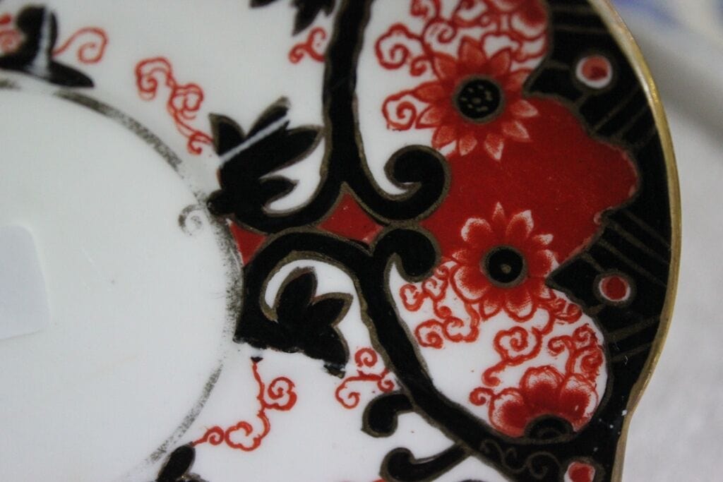 VECCHIO PIATTINO DECORATIVO IN PORCELLANA BONE CHINA / IMARI OLD CHINA SAUCER Ceramiche e Porcellane