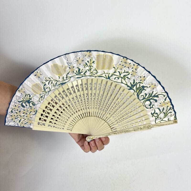 Ventaglio vintage spagnolo beige per signora in legno traforato dipinto a fiori Ventagli