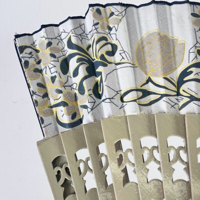 Ventaglio vintage spagnolo beige per signora in legno traforato dipinto a fiori Ventagli