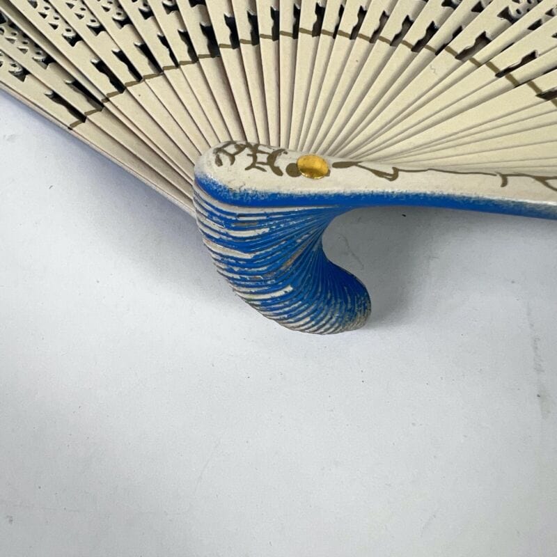 Ventaglio vintage spagnolo beige per signora in legno traforato dipinto a fiori Ventagli
