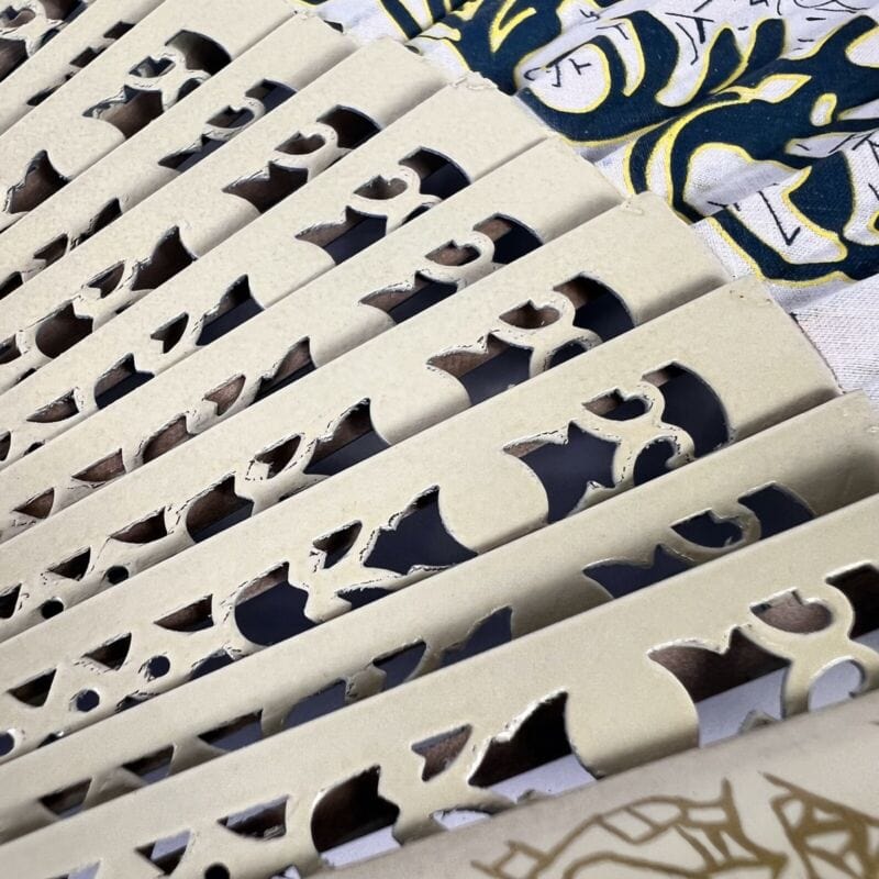 Ventaglio vintage spagnolo beige per signora in legno traforato dipinto a fiori Ventagli